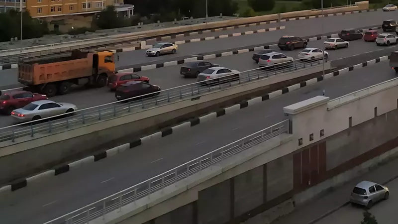 «Эпичная пробка»: что остановило движение по важному мосту во Владивостоке?
